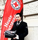 BLUTENGEL FRONTMANN BLUTET FÜR DEN GUTEN ZWECK