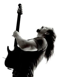 7. FEBRUAR 2014: DREAM THEATER GITARRIST JOHN PETRUCCI GIBT EINE EXKLUSIVE AUTOGRAMMSTUNDE BEIM THOMANN, TREPPENDORF